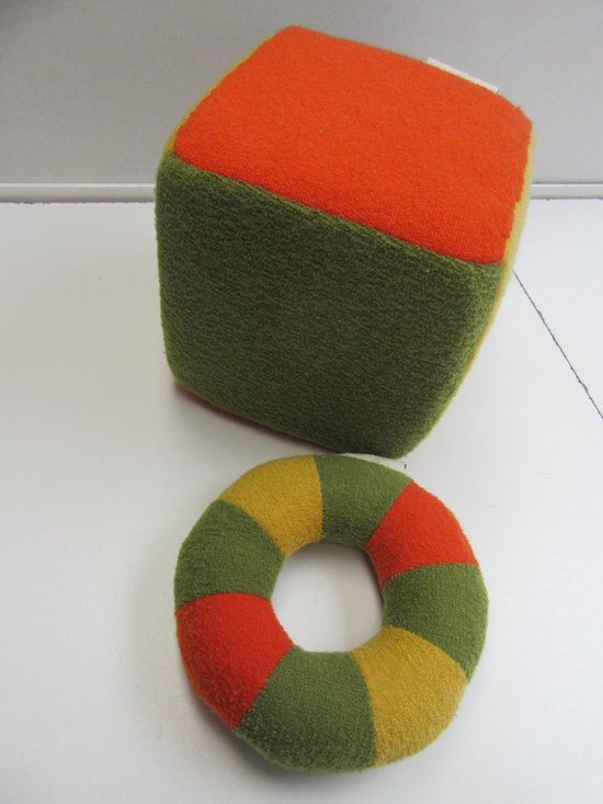 vaco , geschenkset , kubus + ring , geel / groen / orange , rammelaars van VACO