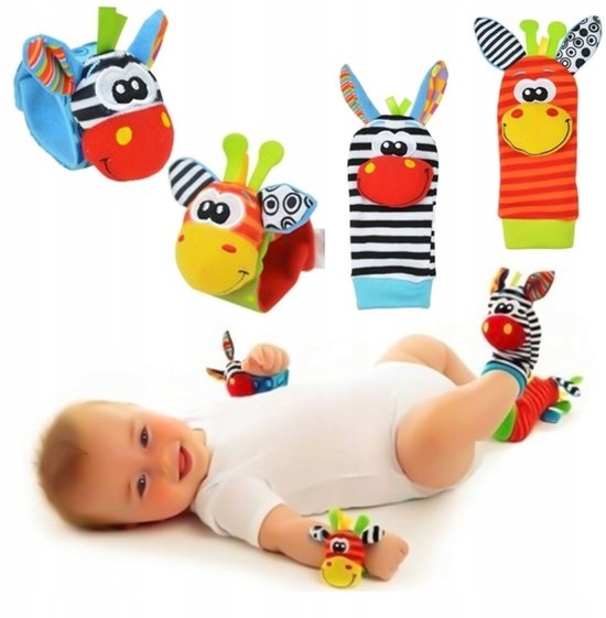 Vier handgemaakte 3D-rammelaars in de vorm van sokken, perfect voor baby's om mee te spelen.