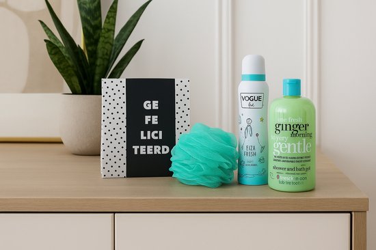 Vogue Verjaardag Cadeauset met Deo - Douche - Puff & Chocolade – Luxe Badset | Verwen Cadeauset | Wellness Geschenk voor Iedereen van Merkloos