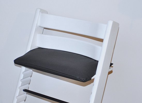 Zwart zitkussen voor de stokke tripp trapp kinderstoel- effen-zwart-gecoat-liefleukenhip van Merkloos